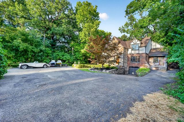 21125 Thorofare Road, Grosse Ile, MI 48138