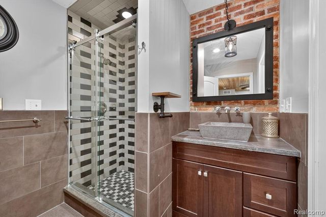 21125 Thorofare Road, Grosse Ile, MI 48138