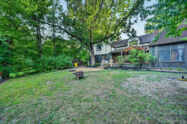 21125 Thorofare Road, Grosse Ile, MI 48138