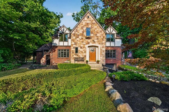 21125 Thorofare Road, Grosse Ile, MI 48138
