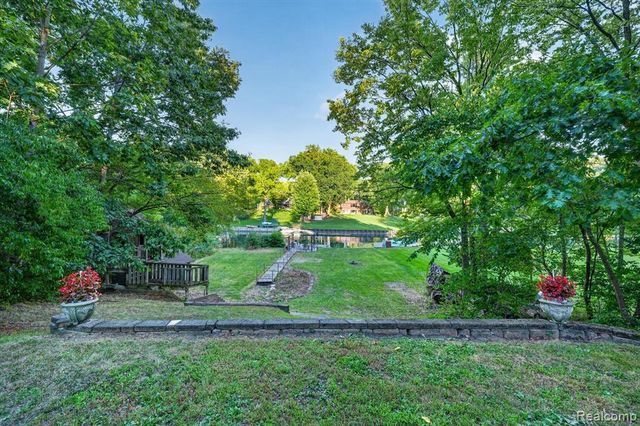 21125 Thorofare Road, Grosse Ile, MI 48138