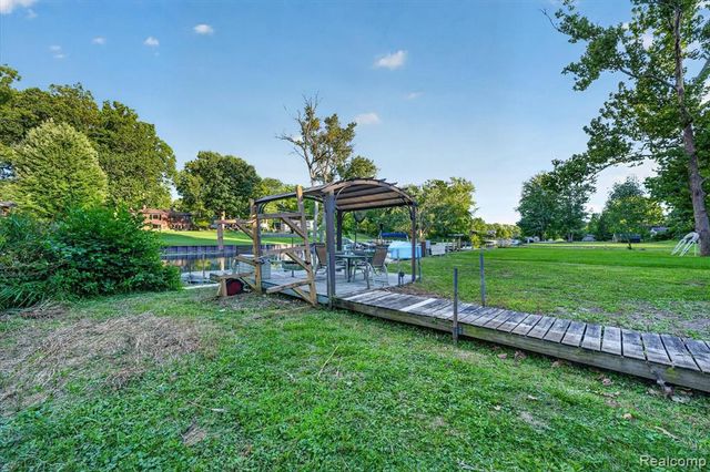 21125 Thorofare Road, Grosse Ile, MI 48138