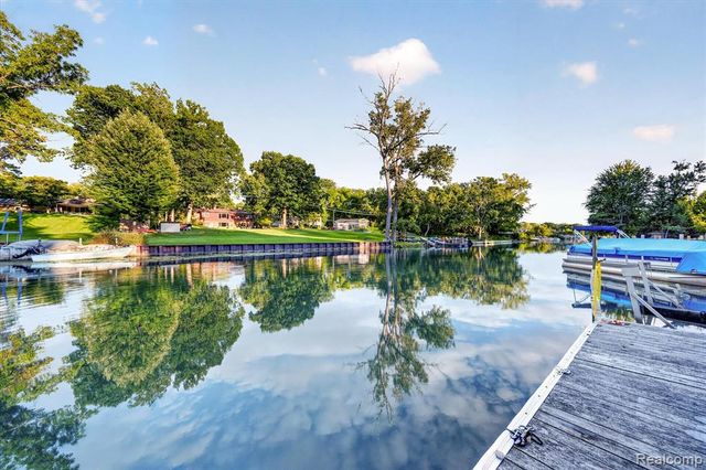 21125 Thorofare Road, Grosse Ile, MI 48138