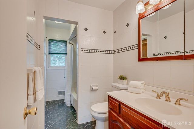 48 Frost Avenue, Edison, NJ 08820