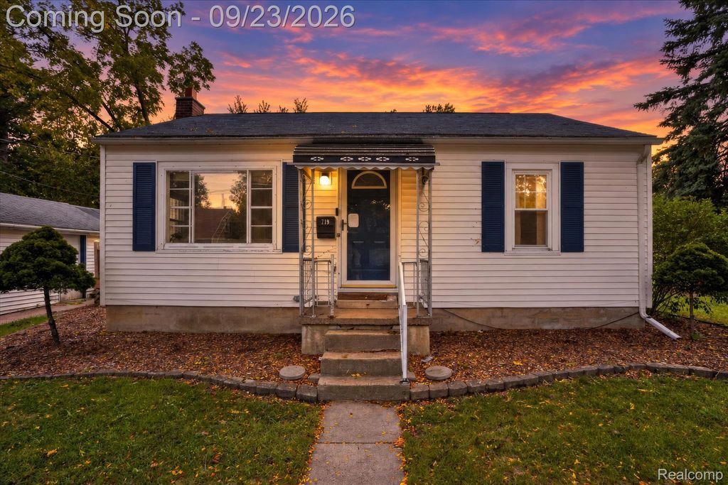 719 Poxson Avenue, Lansing, MI 48910