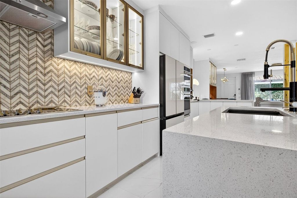 Image 4 of property listing at 11963 JAMES BAY DRIVE, Orlando, FL 32827