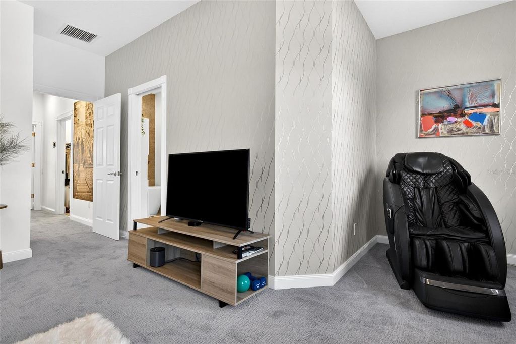 Image 41 of property listing at 11963 JAMES BAY DRIVE, Orlando, FL 32827