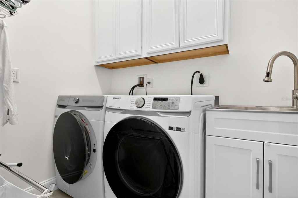 Image 48 of property listing at 11963 JAMES BAY DRIVE, Orlando, FL 32827