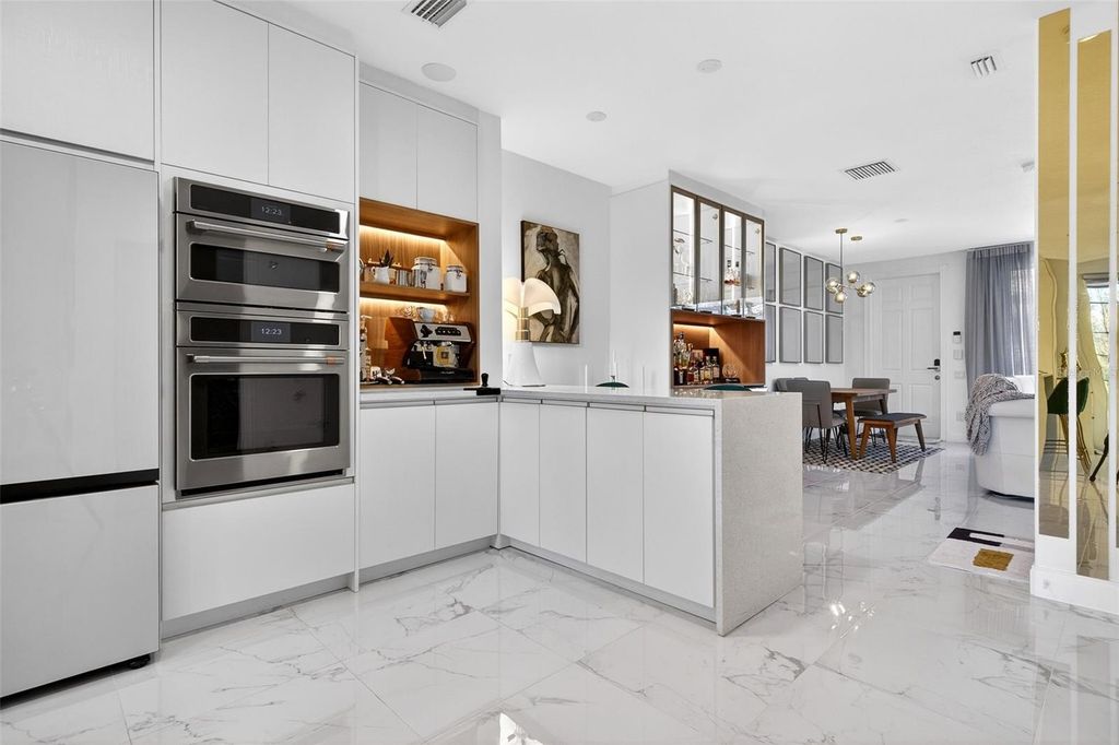 Image 8 of property listing at 11963 JAMES BAY DRIVE, Orlando, FL 32827