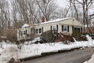 19 West Stearns Avenue, Hooksett, NH 03106