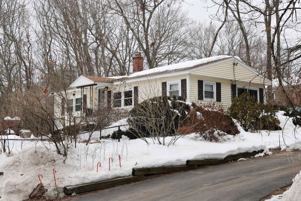 19 West Stearns Avenue, Hooksett, NH 03106