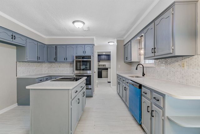 7801 AUTUMN CREEK DR, Memphis, TN 38018