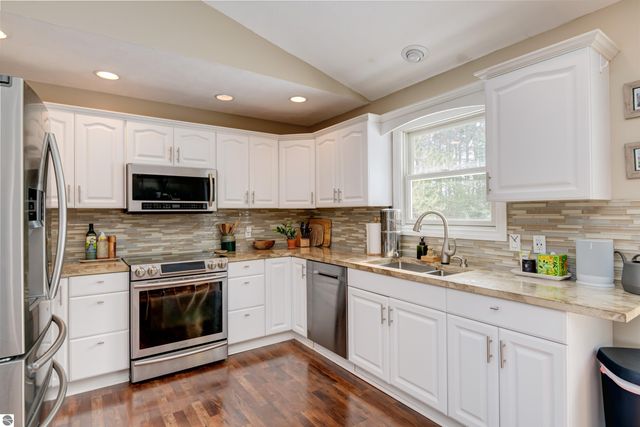 6107 Jeffrey Place, Grawn, MI 49637