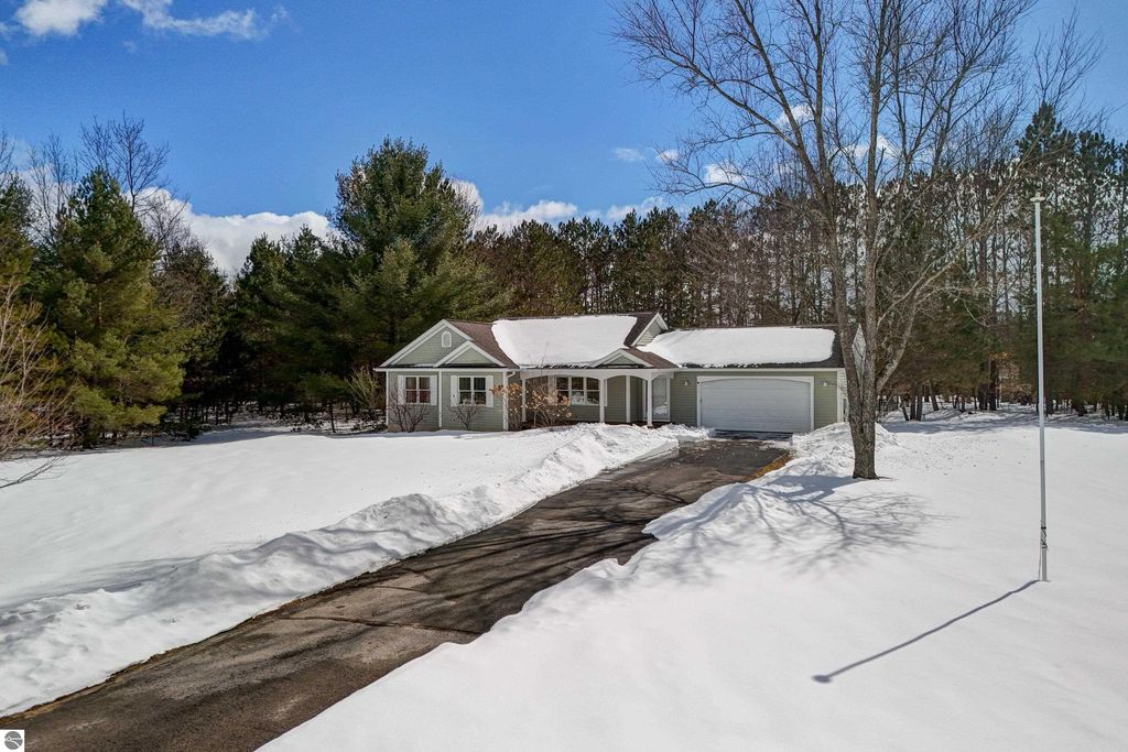 6107 Jeffrey Place, Grawn, MI 49637