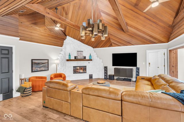 785 Pineview Drive, Zionsville, IN 46077