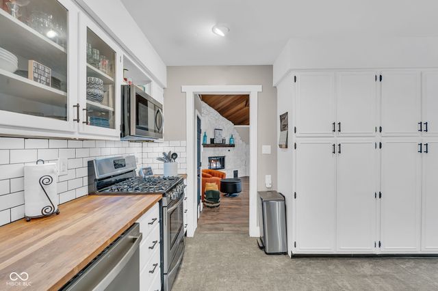 785 Pineview Drive, Zionsville, IN 46077