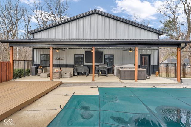 785 Pineview Drive, Zionsville, IN 46077