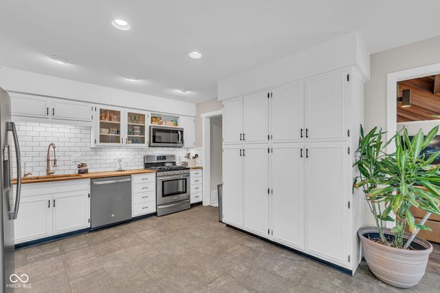 785 Pineview Drive, Zionsville, IN 46077