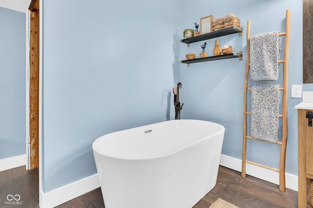 785 Pineview Drive, Zionsville, IN 46077