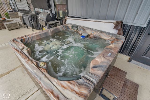 785 Pineview Drive, Zionsville, IN 46077