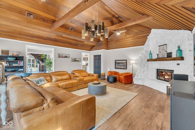 785 Pineview Drive, Zionsville, IN 46077