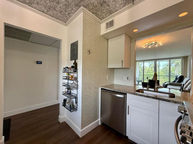 102 Royal Pk Drive 4C, Oakland Park, FL 33309