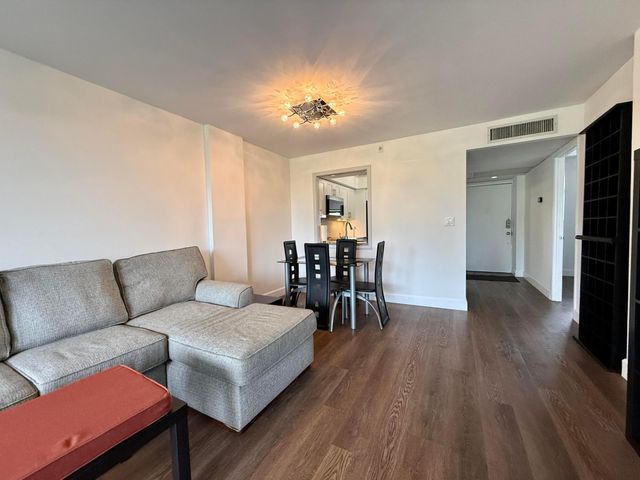 102 Royal Pk Drive 4C, Oakland Park, FL 33309