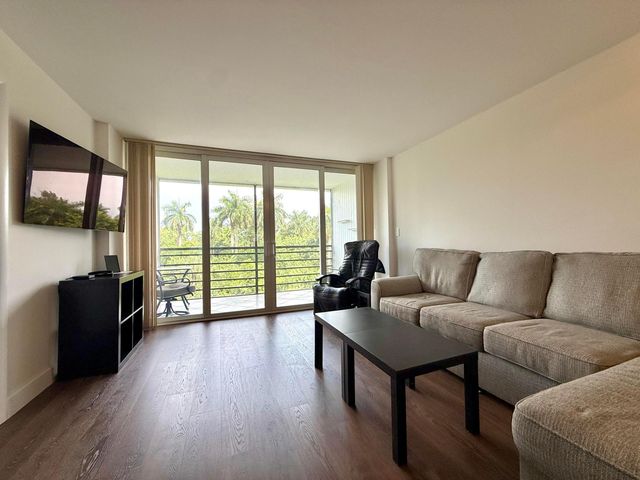 102 Royal Pk Drive 4C, Oakland Park, FL 33309
