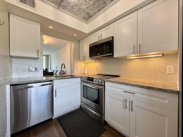102 Royal Pk Drive 4C, Oakland Park, FL 33309