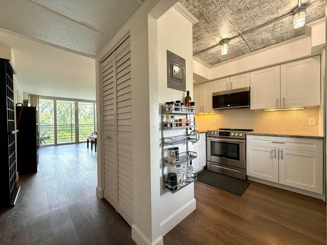 102 Royal Pk Drive 4C, Oakland Park, FL 33309