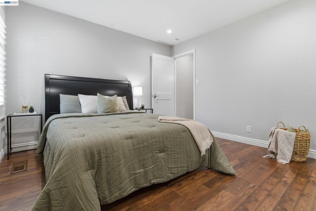 2724 Oak Rd 88, Walnut Creek, CA 94597