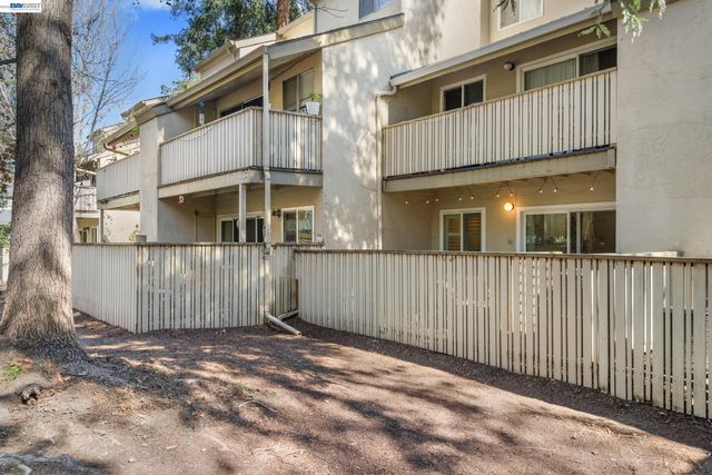 2724 Oak Rd 88, Walnut Creek, CA 94597