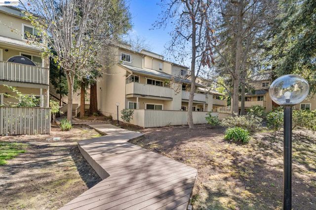 2724 Oak Rd 88, Walnut Creek, CA 94597