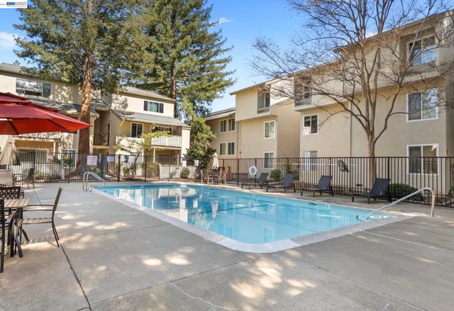 2724 Oak Rd 88, Walnut Creek, CA 94597