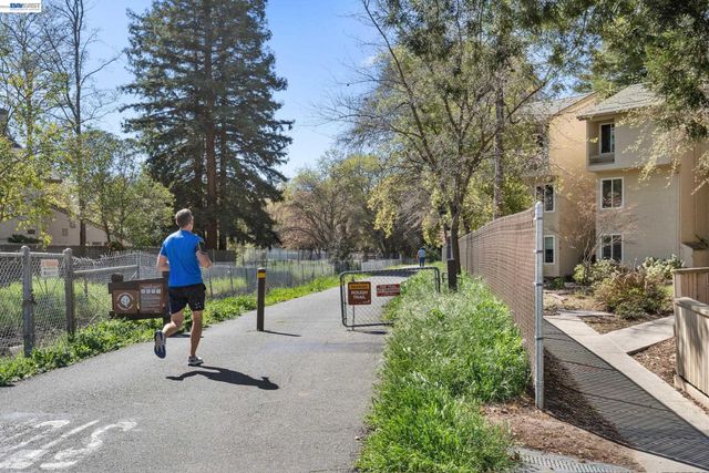 2724 Oak Rd 88, Walnut Creek, CA 94597