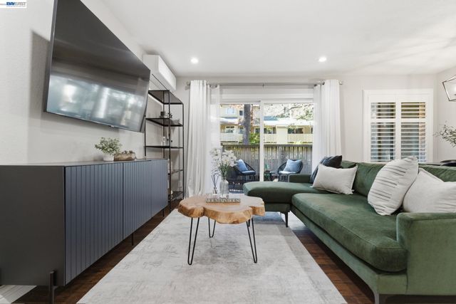 2724 Oak Rd 88, Walnut Creek, CA 94597