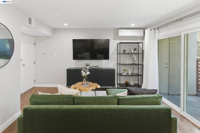 2724 Oak Rd 88, Walnut Creek, CA 94597