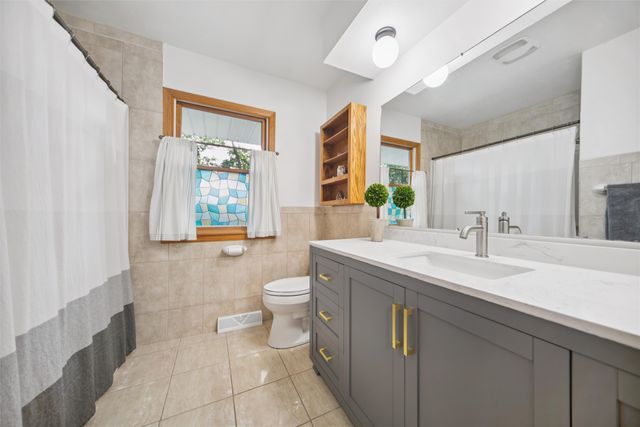 2077 NW 80th Court, Clive, IA 50325