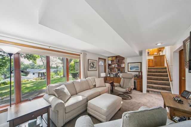 2077 NW 80th Court, Clive, IA 50325