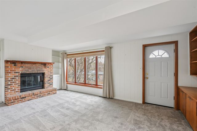 2077 NW 80th Court, Clive, IA 50325