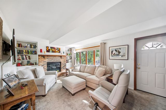 2077 NW 80th Court, Clive, IA 50325