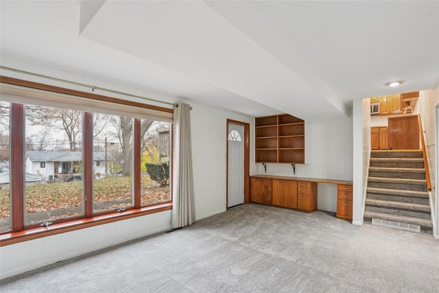 2077 NW 80th Court, Clive, IA 50325