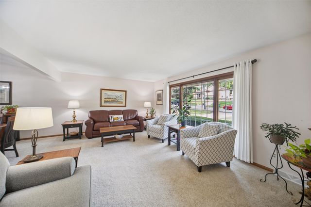 2077 NW 80th Court, Clive, IA 50325