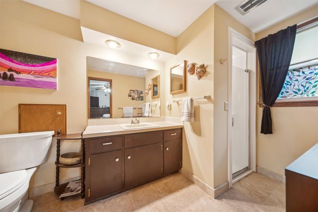 2077 NW 80th Court, Clive, IA 50325