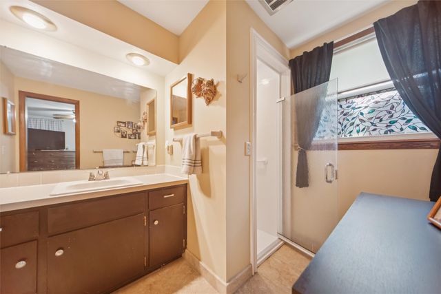 2077 NW 80th Court, Clive, IA 50325