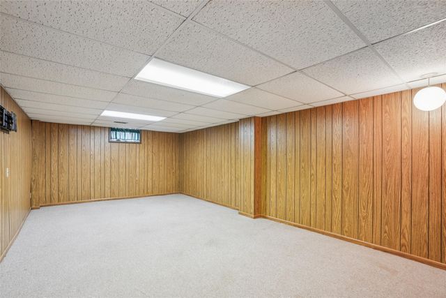 2077 NW 80th Court, Clive, IA 50325