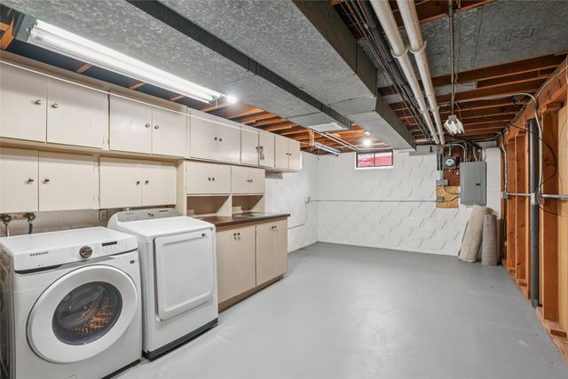 2077 NW 80th Court, Clive, IA 50325