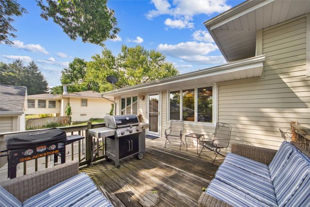 2077 NW 80th Court, Clive, IA 50325