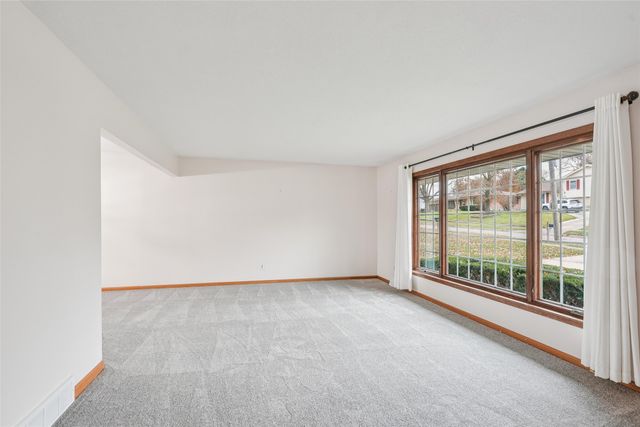 2077 NW 80th Court, Clive, IA 50325