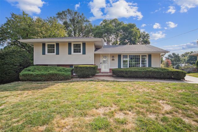 2077 NW 80th Court, Clive, IA 50325